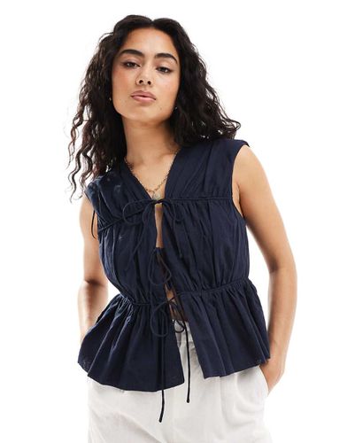 Blouse sans manches froncée avec liens devant - marine - Yas - Modalova