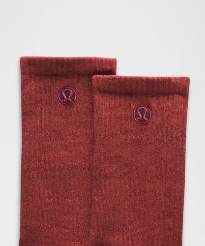 “ Chaussettes Daily Essential unisexe â€“ Rouge â€“ Taille L - lululemon - Modalova
