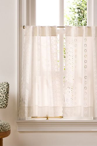 Rideau de café festonné brodé en coton Sigrid, ensemble de 2 en White taille: 25" x36" s/2 chez - Anthropologie - Modalova