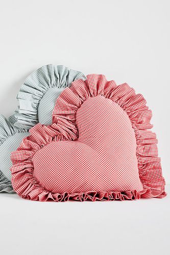 Gingham Cotton Ruffle Heart Cushion en Red taille: Shaped chez - Anthropologie - Modalova