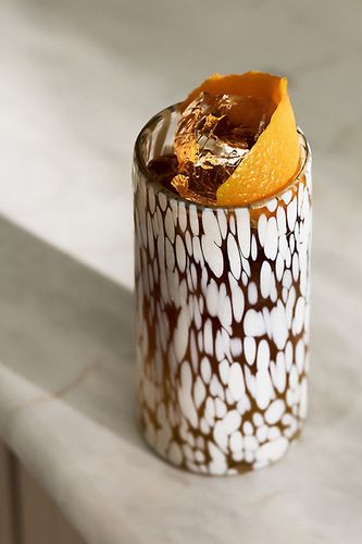 Gia Tortoise Highball Glass en White chez - Anthropologie - Modalova