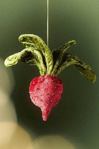 Ornement de légume en velours perlé Janelle taille: Assorted chez - Anthropologie - Modalova