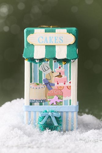 Ornement Stand du Marché de Noël en Green taille: Assorted chez - Anthropologie - Modalova