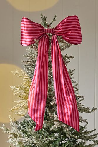 Décoration de sapin à naud en satin rayé en Pink chez - Anthropologie - Modalova