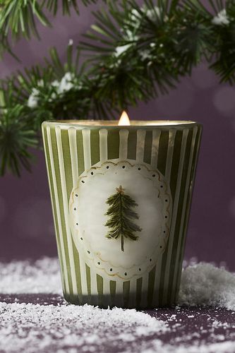 Bougie en verre Baume frais et bois de cèdre avec icône de sapin de Noël par en taille: XS - By Anthropologie - Modalova