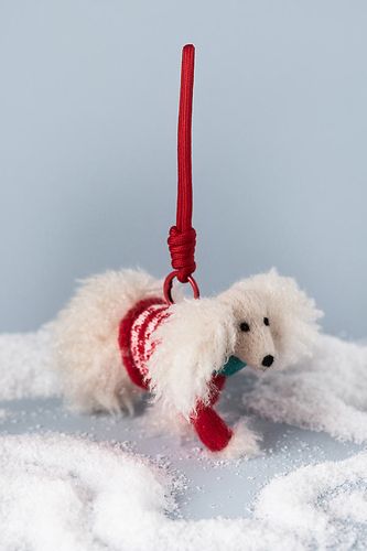 Ornement de promeneur de chien en feutre en Red chez - Anthropologie - Modalova