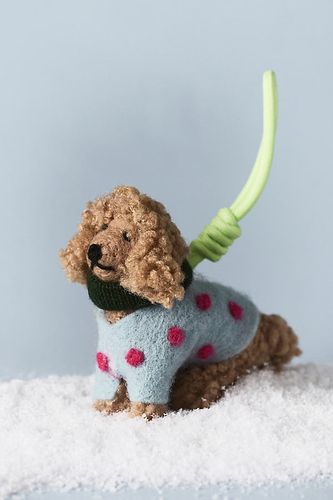 Ornement de promeneur de chien en feutre en Yellow chez - Anthropologie - Modalova