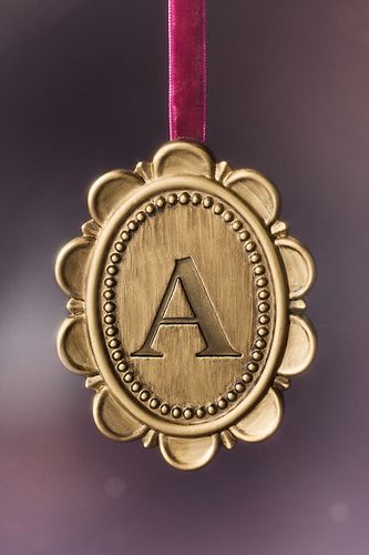 Ornement Monogramme Louisa chez - Anthropologie - Modalova