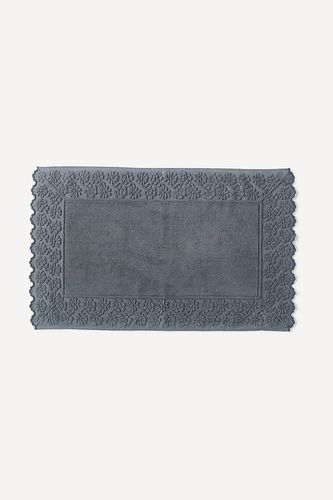 Tapis de bain en coton tissé à motif floral avec broderie ajourée en Blue chez - Anthropologie - Modalova