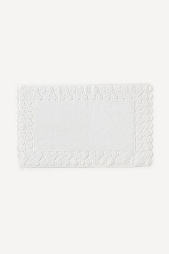 Tapis de bain en coton tissé à motif floral avec broderie ajourée en White chez - Anthropologie - Modalova