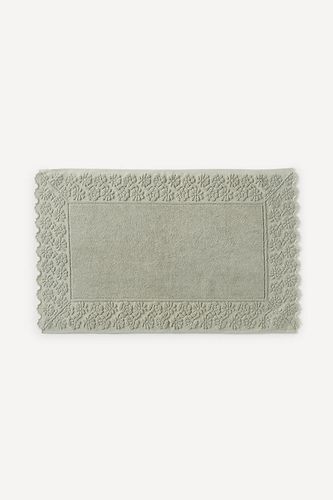 Tapis de bain en coton tissé à motif floral avec broderie ajourée en Green chez - Anthropologie - Modalova