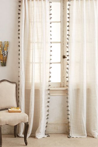 Rideau à Pompon en Grey taille: 50 x 84 chez - Anthropologie - Modalova