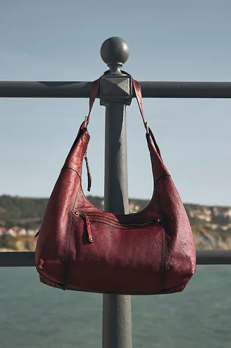 Distressed Leather Hardware Shoulder Bag par - By Anthropologie - Modalova