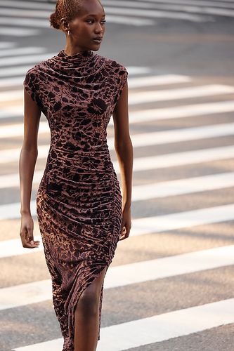 La Robe Midi Maya Froncée Col Bénitier: Édition Velours par taille: 2XS - By Anthropologie - Modalova