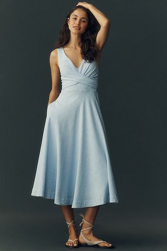 Robe midi sans manches à col en V en seersucker rayé en taille: M chez Anthropologie - Maeve - Modalova