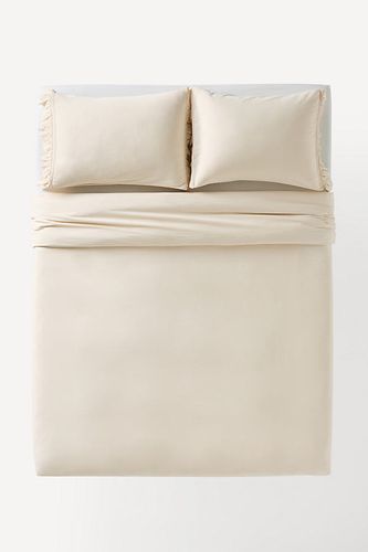 Housse de couette en satin spa à volants en White taille: Eu kng dvt chez - Anthropologie - Modalova