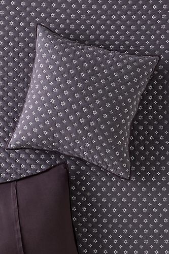 Cotton Eyelet Cushion en Black chez - Anthropologie - Modalova
