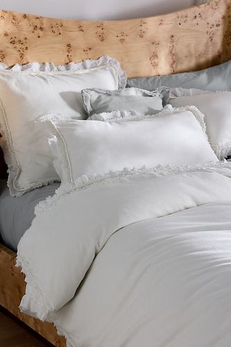 Housse de couette à volants en velours de coton Victoria en White taille: Sk duvet chez - Anthropologie - Modalova