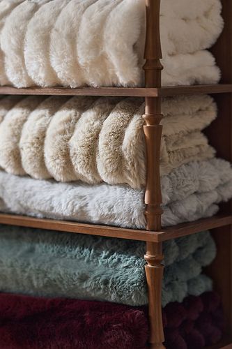 Couverture en fausse fourrure double face Selena en taille: 60 x 70 chez - Anthropologie - Modalova