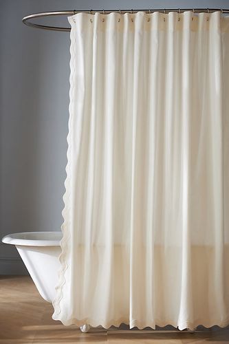 Rideau de douche en coton festonné en White chez Anthropologie - Maeve - Modalova