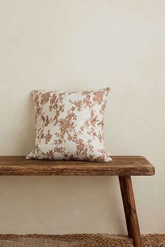 Coussin Floral Rouille Aria en chez Anthropologie - Ellenvale Interiors - Modalova