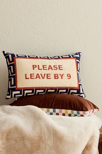 Le Coussin Veuillez Partir Avant Neuf Heures chez Anthropologie - The Pillow Drop - Modalova