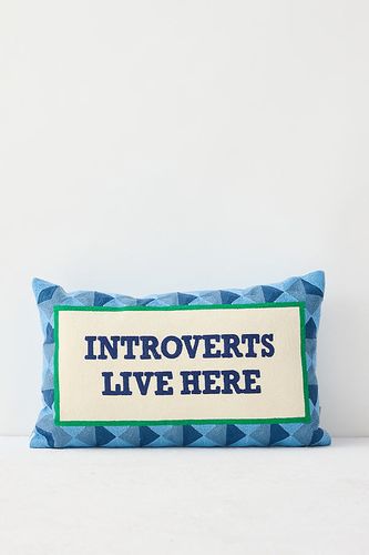 Coussin Les Introvertis Vivent Ici taille: 14" x 20" chez Anthropologie - The Pillow Drop - Modalova