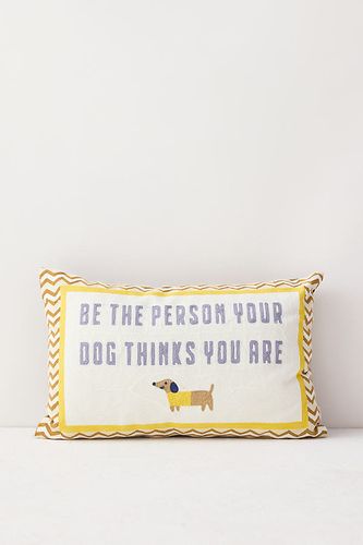 Coussin Dog Person taille: 14" x 20" chez Anthropologie - The Pillow Drop - Modalova