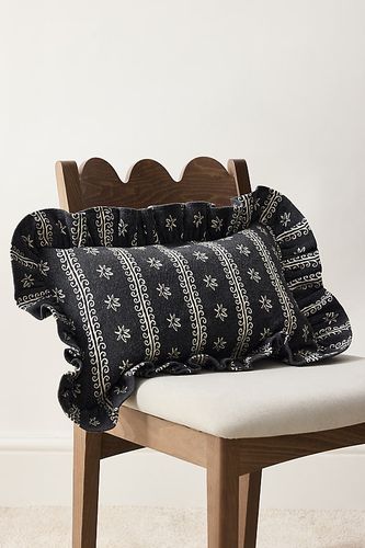 Housse de coussin en coton à motif tourbillon en Blue taille: 14 x 40 chez Anthropologie - TBCo - Modalova