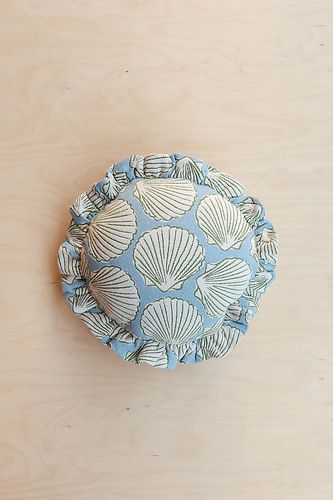 Housse de coussin ronde à volants en coton en Blue chez Anthropologie - TBCo - Modalova