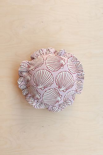 Housse de coussin ronde à volants en coton en Pink chez Anthropologie - TBCo - Modalova