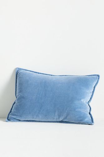 Coussin Trova en velours en Blue taille: 18" sq chez - Anthropologie - Modalova