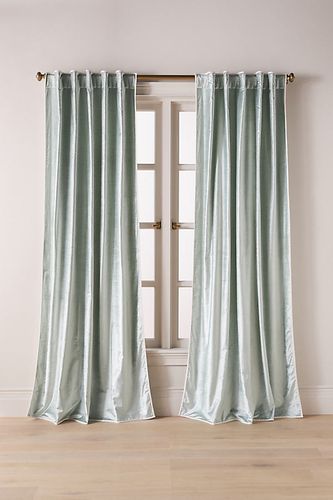 Rideau en Velours Adelina en Green taille: 108" chez - Anthropologie - Modalova