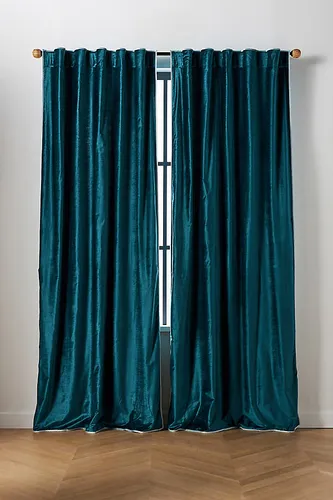 Rideau en Velours Adelina en Blue taille: 108" chez - Anthropologie - Modalova