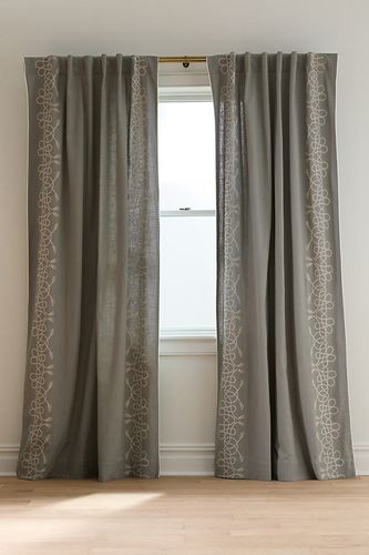Rideau en coton brodé à la corde Maeve taille: 50" x 108" chez - Anthropologie - Modalova