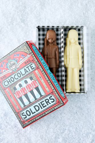 Soldats jouets en chocolat au lait et chocolat blanc en Brown chez Anthropologie - The Chocolate Gift Company - Modalova