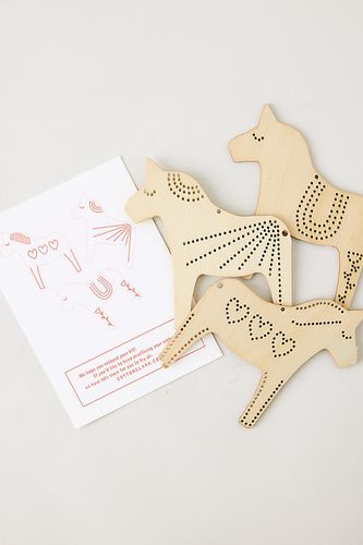 Kit de broderie de chevaux Dala en bois chez Anthropologie - Cotton Clara - Modalova