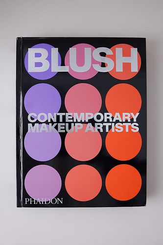 Blush: Livre des maquilleurs contemporains en Black chez - Anthropologie - Modalova