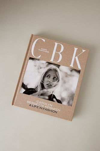 CBK: Carolyn Bessette Kennedy: Un livre sur la mode en Grey chez - Anthropologie - Modalova