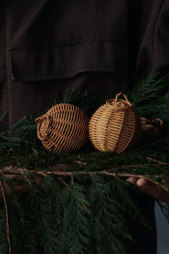 Boules décoratives en rotin tressé , ensemble de 2 en Beige chez Anthropologie - Ferm Living - Modalova