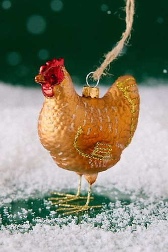 Boule de Noël en forme de poulet par en Beige chez Anthropologie - Sass & Belle - Modalova