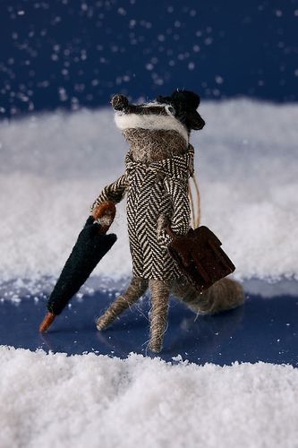 Décoration en feutre Bowler Badger par en Grey chez Anthropologie - Sass & Belle - Modalova