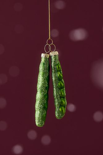 Boule de Noël en forme de petits pois dans une cosse par en Green chez Anthropologie - Sass & Belle - Modalova