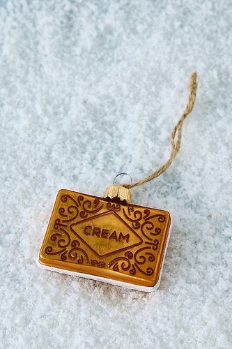Boule de Noël en verre Biscuit à la crème par en Beige chez Anthropologie - Sass & Belle - Modalova