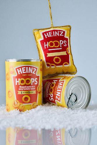Ornement brodé Heinz Spaghetti Hoops chez Anthropologie - studio THIE - Modalova