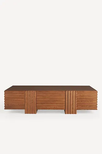 Table basse rectangulaire en chêne sculpté Omari en Brown taille: 60" chez - Anthropologie - Modalova
