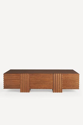 Table basse rectangulaire en chêne sculpté Omari en Brown taille: 60" chez - Anthropologie - Modalova