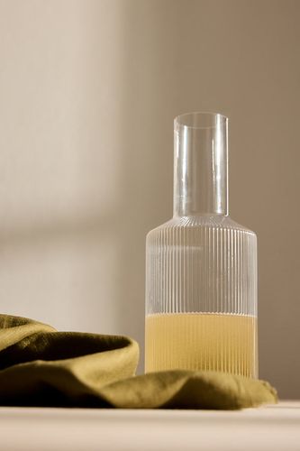 Carafe en verre Ripple petite en chez Anthropologie - Ferm Living - Modalova