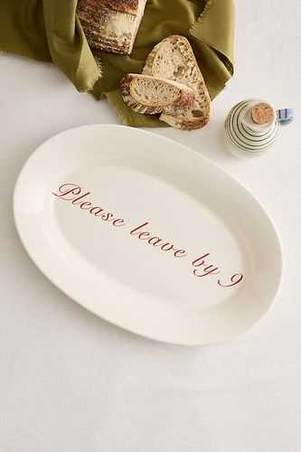 Plat de service Please Leave by 9 en Red chez Anthropologie - Anna + Nina - Modalova