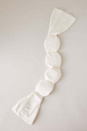 NodPod La Couverture Lestée en Soie Pour Vos Yeux en White chez - Anthropologie - Modalova